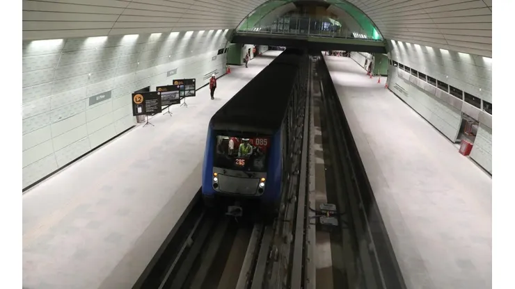 Paso del primer tren en obras de extensión de la Línea 2 del Metro.