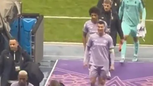 Cristiano Ronaldo saliendo de la cancha de Al Fahd