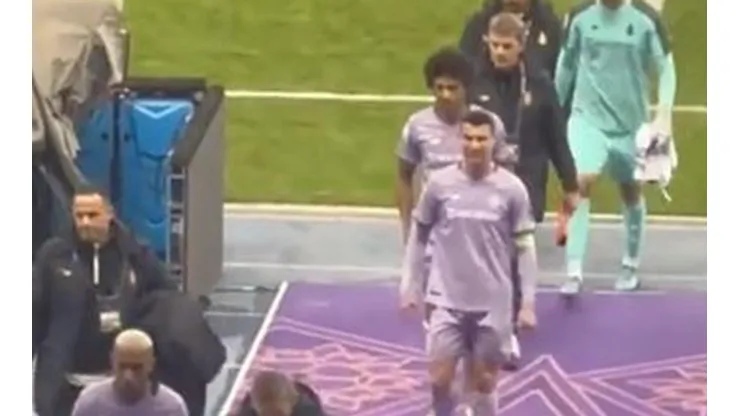 Cristiano Ronaldo saliendo de la cancha de Al Fahd