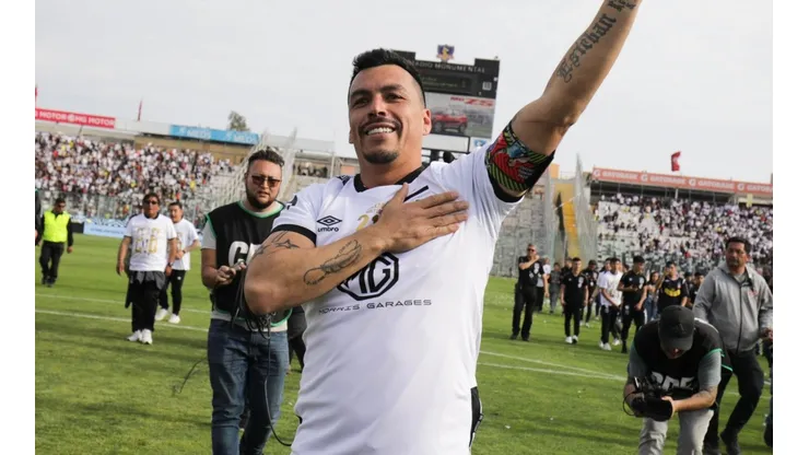 Esteban Paredes terminará su carrera en la casa de Colo Colo