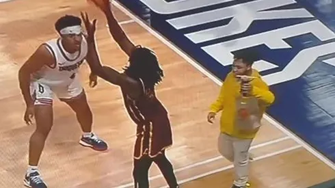 El repartidor se mete a la cancha en pleno partido