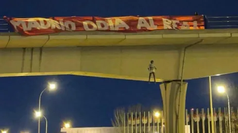 El muñeco de Vinicius colgado de un puente