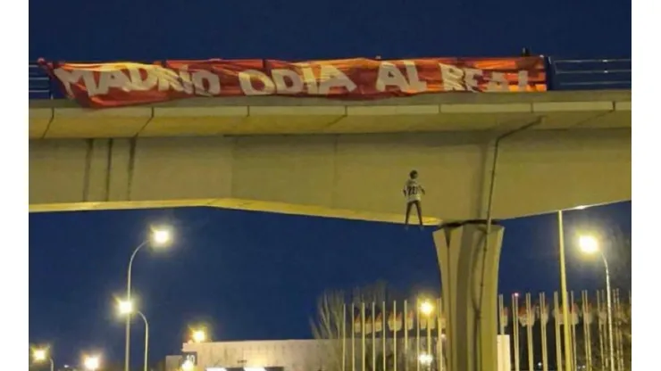 El muñeco de Vinicius colgado de un puente