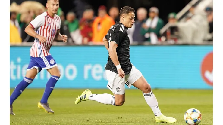 Chicharito con la camiseta de la selección mexicana