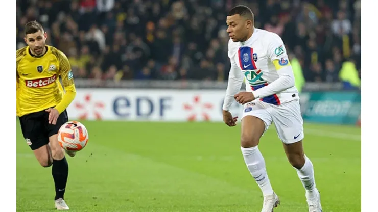 Kylian Mbappé y la jineta de capitán del PSG