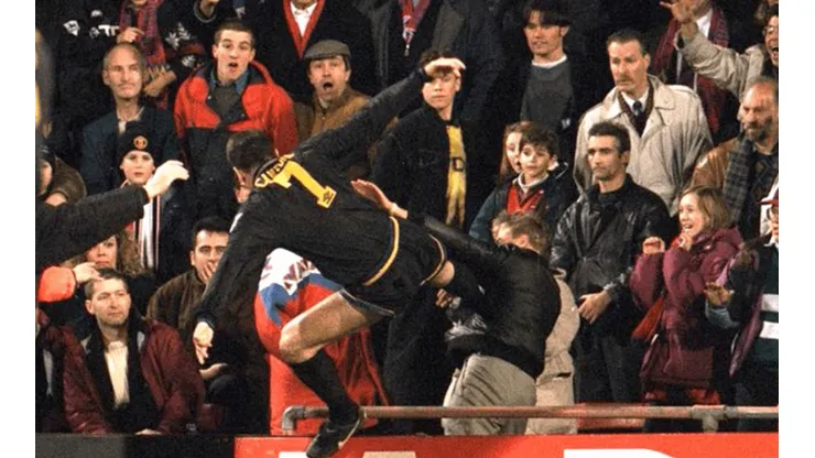 Se cumplen 28 años de la famosa patada voladora de Cantona a un hincha.