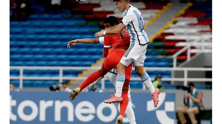 Nicolás Amasifuen pierde un cabezazo. Perú cayó ante Argentina y le dijo adiós al Sudamericano Sub 20. Sebastien Pineau jugó 62'.