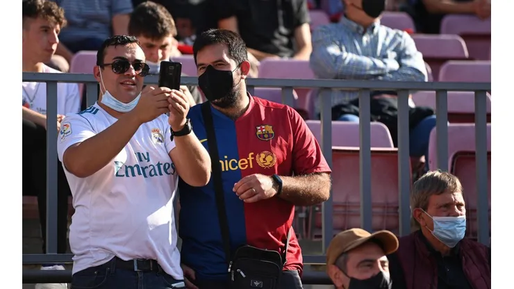 Hinchas del Barcelona y Real Madrid