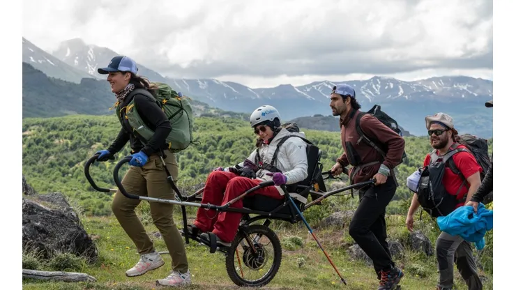 Polli Aguirre en su silla adaptada haciendo trekking