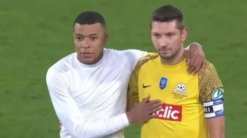 Kylian Mbappé junto a Alexis Zmijak, uno de los hinchas del PSG que lo enfrentó
