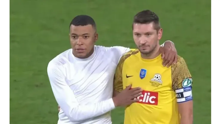 Kylian Mbappé junto a Alexis Zmijak, uno de los hinchas del PSG que lo enfrentó