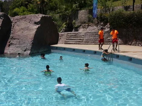 ¿Cómo llegar a la Piscina Tupahue y cuál es el precio de las entradas?