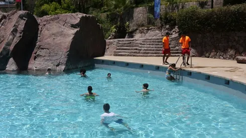 ¿Cómo llegar a la Piscina Tupahue y cuál es el precio de las entradas?