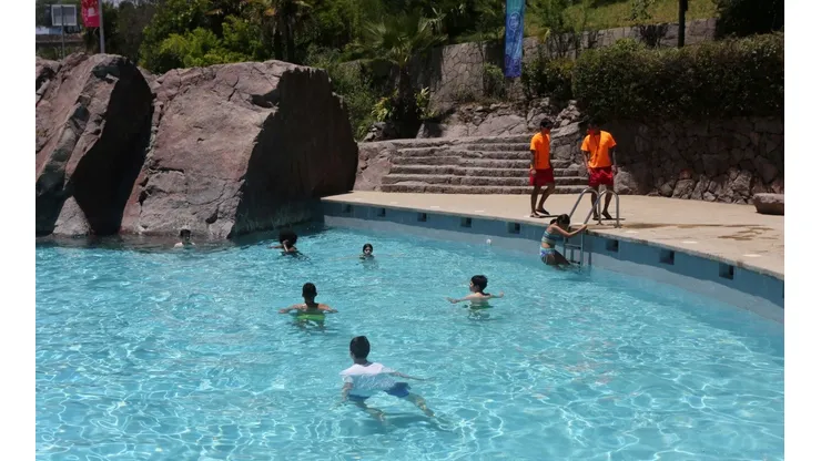 ¿Cómo llegar a la Piscina Tupahue y cuál es el precio de las entradas?