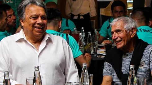 Elías Figueroa junto a Juan Olivares