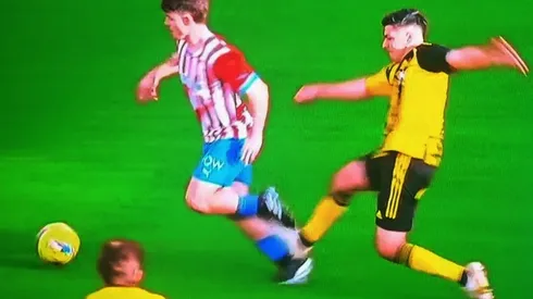 Tomás Alarcón se ganó la tarjeta roja tras la revisión del VAR