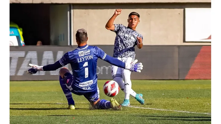 Jordhy Thompson marcó su primer gol con Colo Colo siendo titular en el 2023