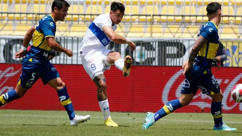 El zurdazo de Fernando Zampedri que sentenció el 3-0 de la UC ante Everton de Viña del Mar.