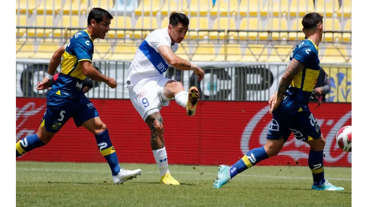 El zurdazo de Fernando Zampedri que sentenció el 3-0 de la UC ante Everton de Viña del Mar.