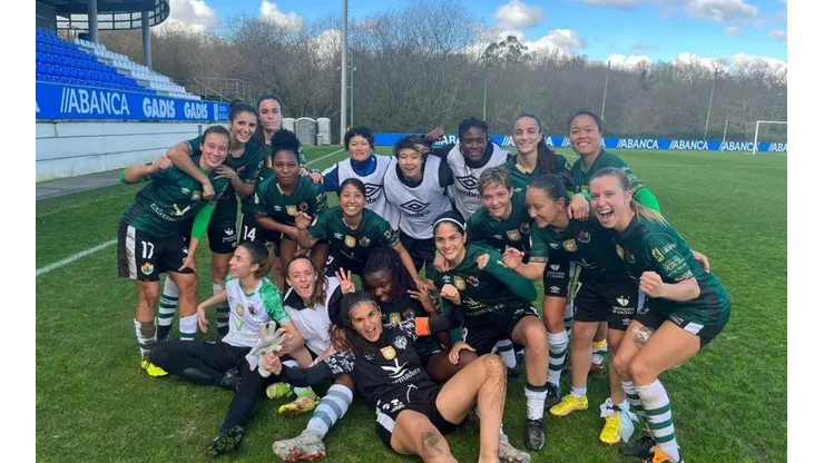 Las jugadoras del Cacereño celebrando el triunfo