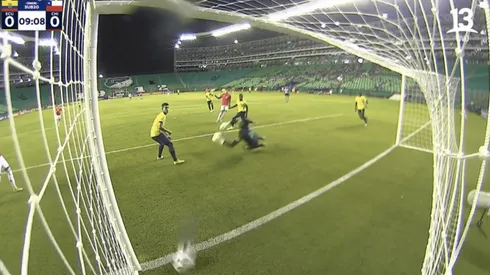 La pelota adentro del arco que no fue advertida por los árbitros