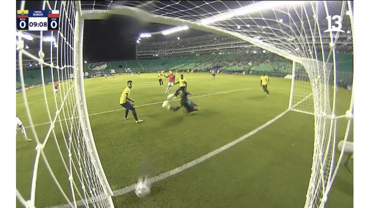 La pelota adentro del arco que no fue advertida por los árbitros
