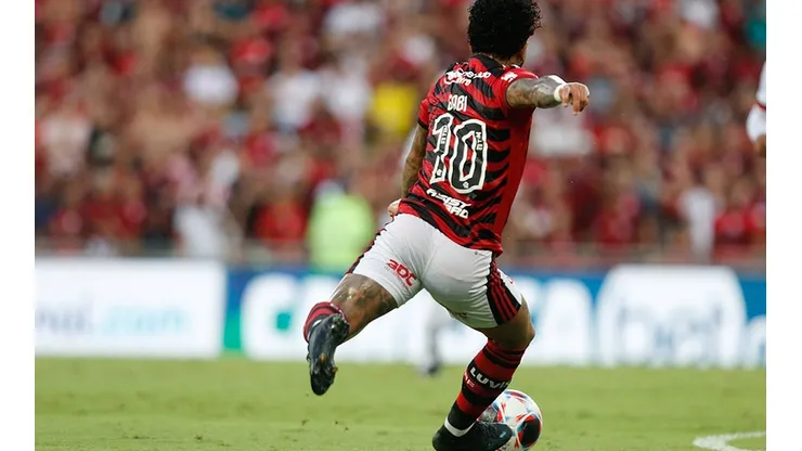 Gabriel Barbosa cambió todo su look para estar más a tono con el número 10 de Zico
