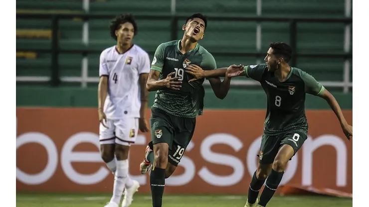 Bolivia celebra su gol ante Venezuela