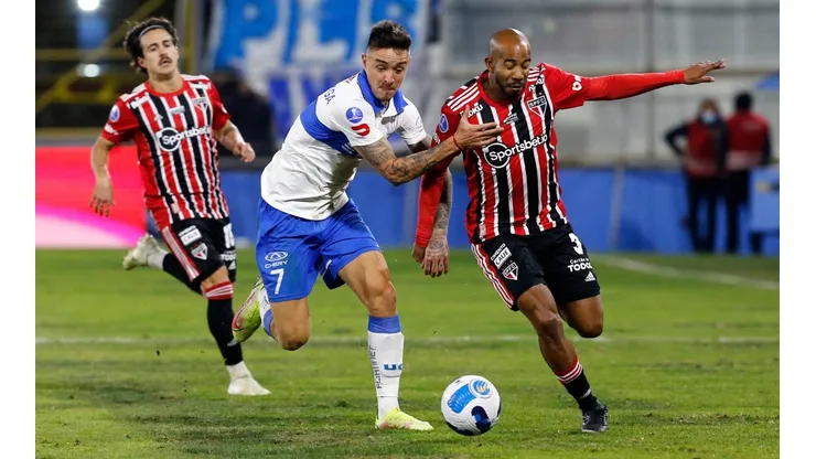 Tomás Asta-Buruaga lucha un balón con Patrick, el nuevo compañero de Eduardo Vargas en Atlético Mineiro.