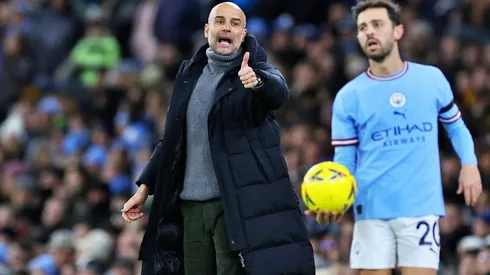 Manchester City sigue a la caza del puntero Arsenal.