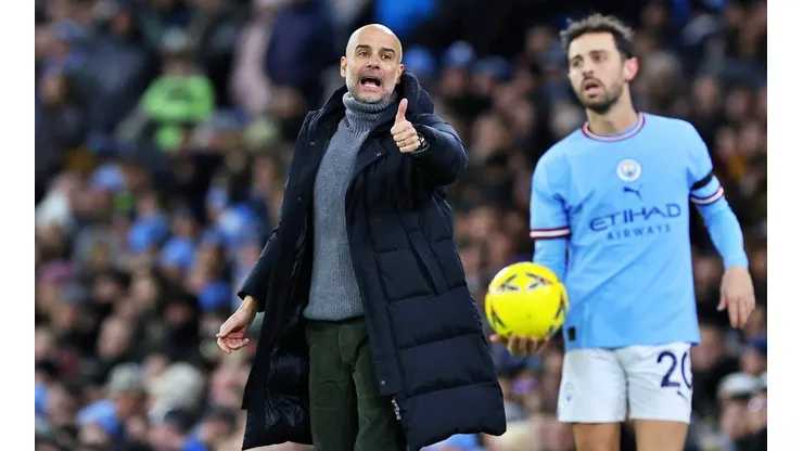Manchester City sigue a la caza del puntero Arsenal.