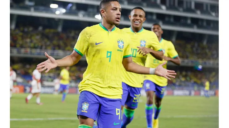 Vitor Roque, autor de un doblete en el debut de Brasil en el Sudamericano Sub 20.
