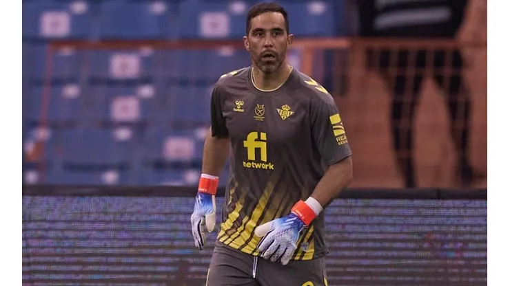 Claudio Bravo debiese ser titular ante Espanyol.