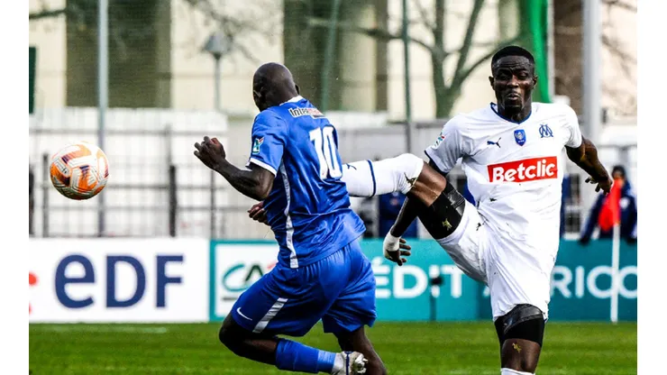 Eric Bailly y la acción que le costó siete fechas de castigo en el fútbol de Francia.
