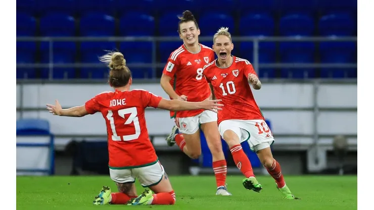 Jess Fishlock celebrando su gol ante Bosnia y Herzegovina