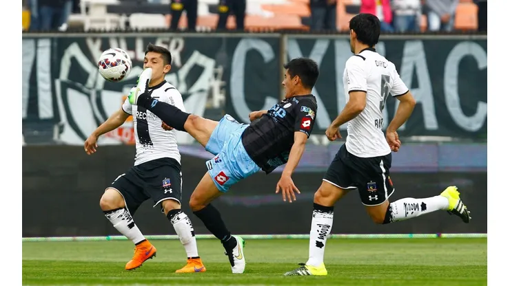 Camilo Rodríguez en un partido entre Colo Colo y Deportes Iquique.