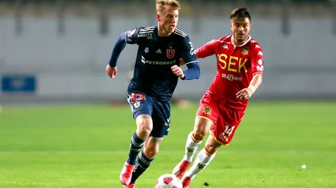Thomas Rodríguez protege el balón ante Marcelo Jorquera en un partido entre Unión Española y Universidad de Chile.
