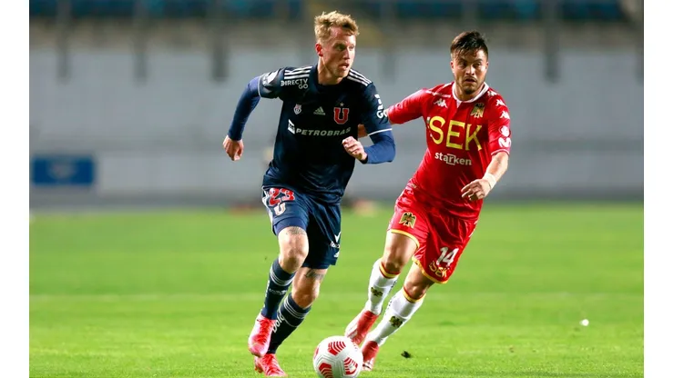 Thomas Rodríguez protege el balón ante Marcelo Jorquera en un partido entre Unión Española y Universidad de Chile.