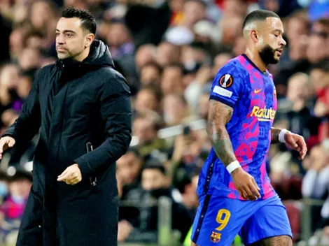 Xavi le muestra la puerta de salida a Depay del Barcelona