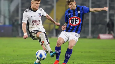 Walter Mazzantti disputa un balón con Leonardo Gil en un partido entre Colo Colo y Huachipato.