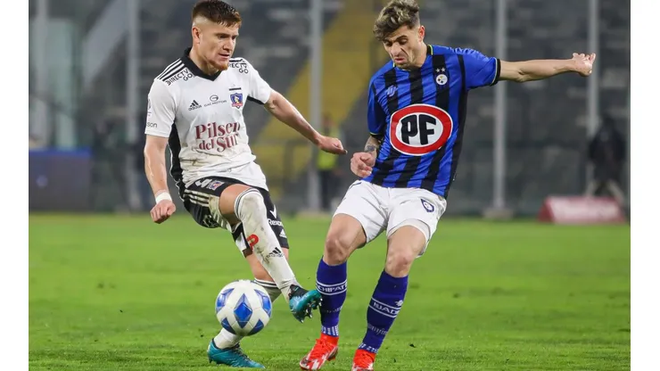 Walter Mazzantti disputa un balón con Leonardo Gil en un partido entre Colo Colo y Huachipato.