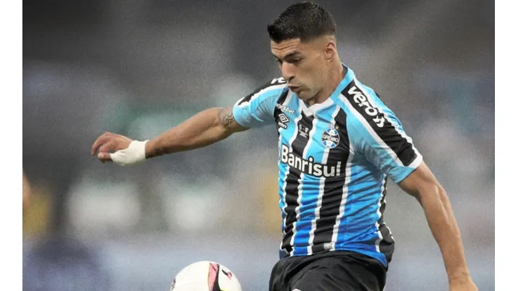 Suárez debutó anotando tres goles en Gremio