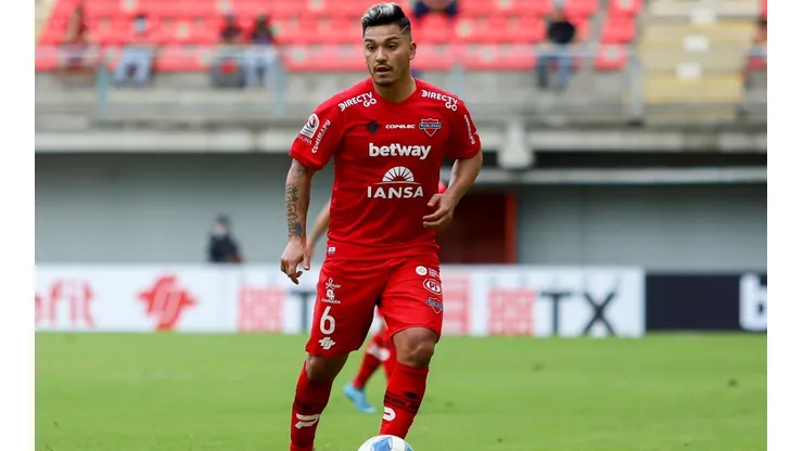 Lorenzo Reyes permanece en Ñublense durante el 2023