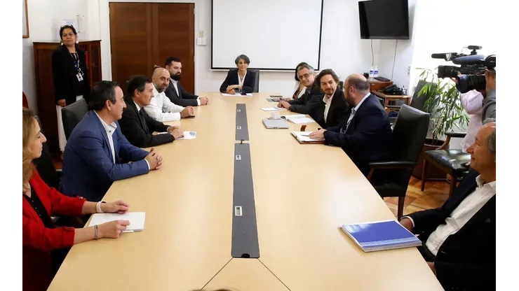 Minsal se reúne con isapres