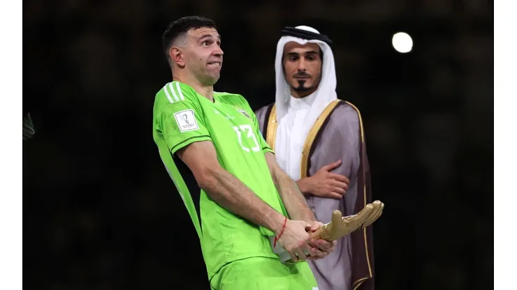 El polémico gesto de Dibu Martínez con su premio de mejor arquero de Qatar