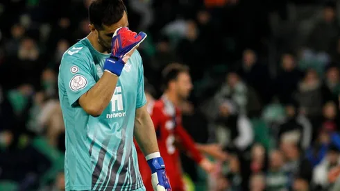 Claudio Bravo fue titular pero no pudo ayudar al Betis a seguir con vida en Copa del Rey