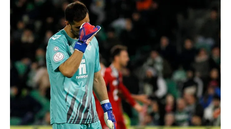 Claudio Bravo fue titular pero no pudo ayudar al Betis a seguir con vida en Copa del Rey