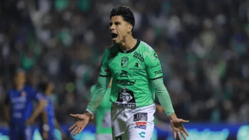 Víctor Dávila celebra el cabezazo que sirvió para que el León remontara el partido ante el Necaxa en el Clausura de la Liga MX.