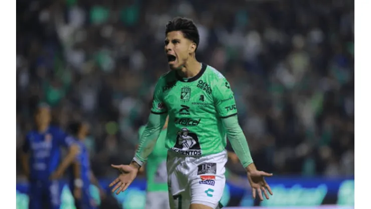 Víctor Dávila celebra el cabezazo que sirvió para que el León remontara el partido ante el Necaxa en el Clausura de la Liga MX.