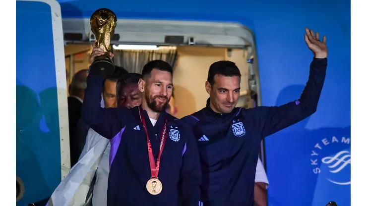Messi y Scaloni bajando con la Copa del Mundo desde el avión